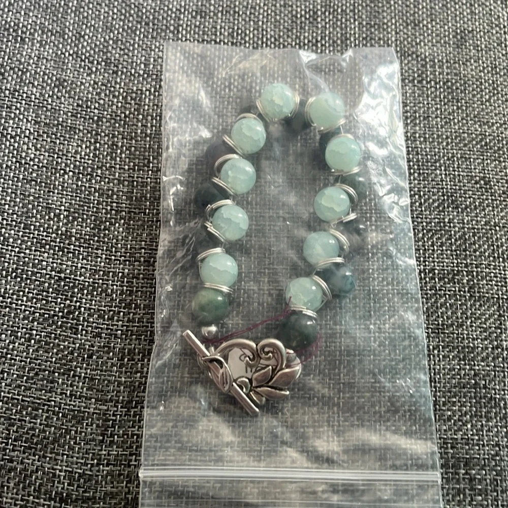 Glass multi toned green crackled beaded ornate leaf silver toggled bracelet - Picture 7 of 8